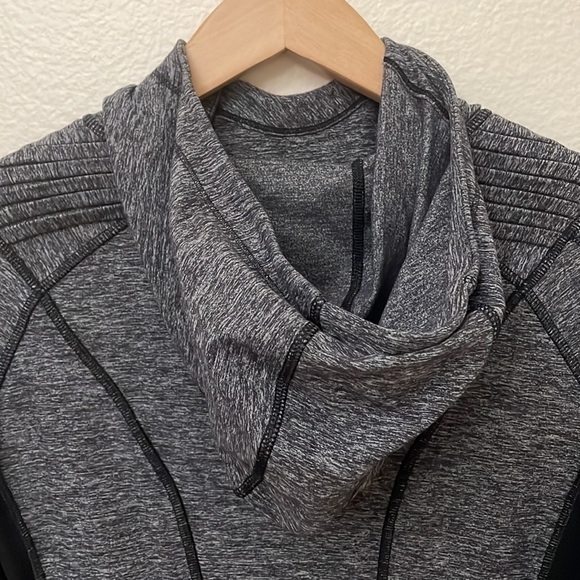 Lululemon Run: Back On Track Gray/Black Hooded Pullover-EUC—Size 12 - Picture 12 of 12